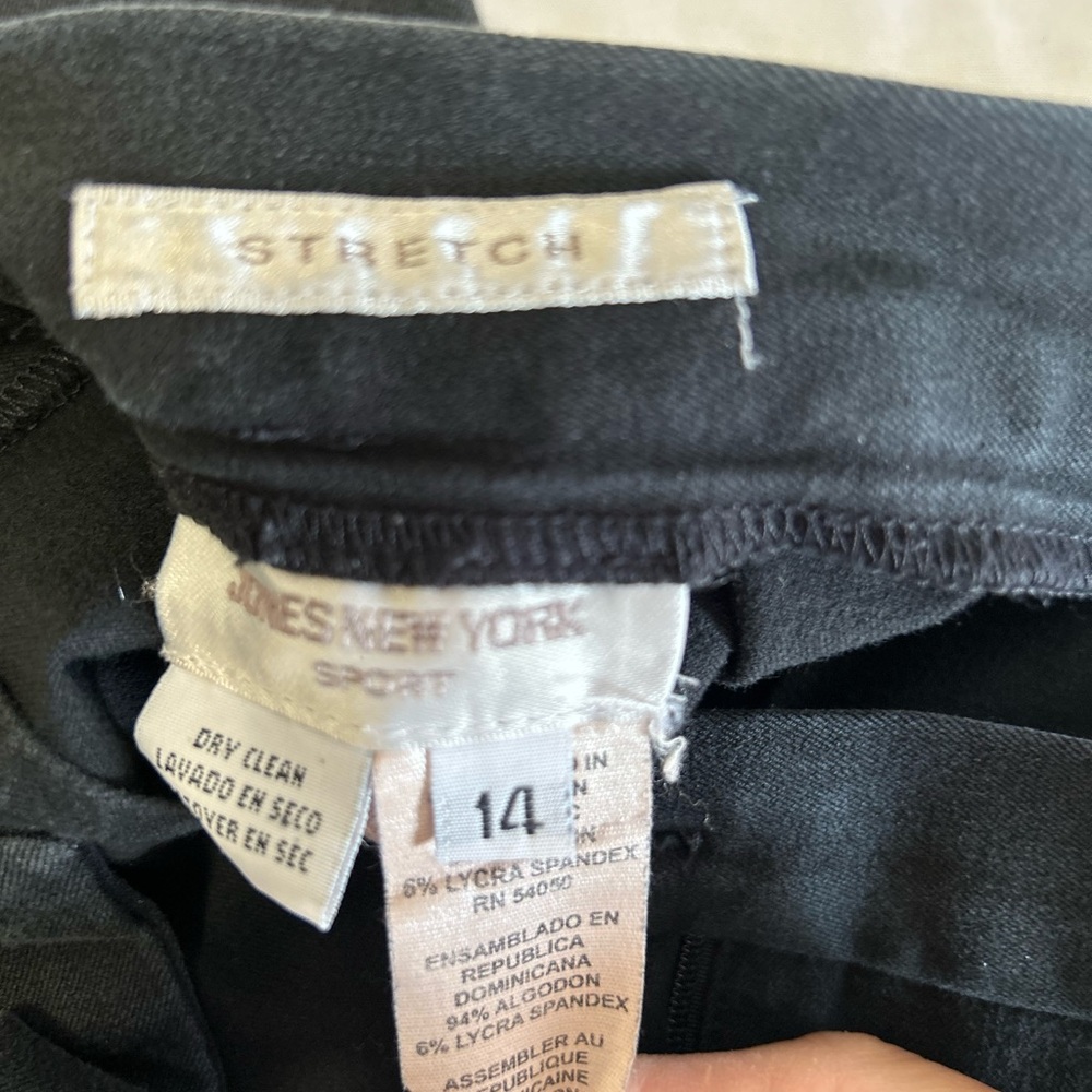Jones of New York black Capri; Size 14 - Picture 2 of 2